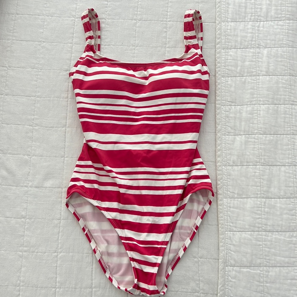 Tommy Bahamas size 6 suit in excellent condition